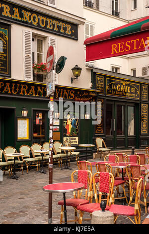 Ristoranti e caffè vuoti nella popolare area ristorante e bar intorno alla Basilica del Sacré-Cœur a Monmartre, Parigi, Francia Foto Stock