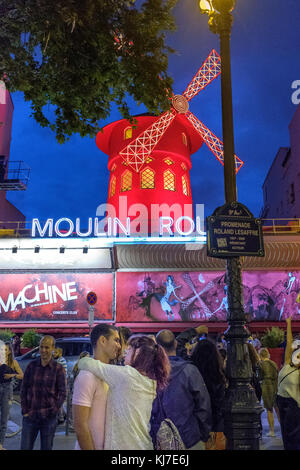 Moulin Rouge di notte,Parigi Francia Foto Stock