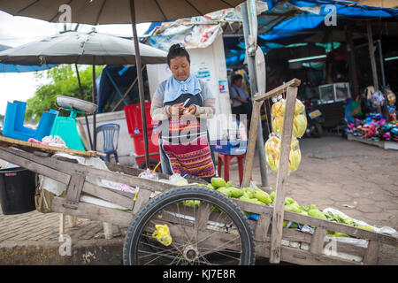 Vientiane, Laos - 21 Novembre 2017: le persone che lavorano nelle strade di Vientiane, Laos. Foto Stock