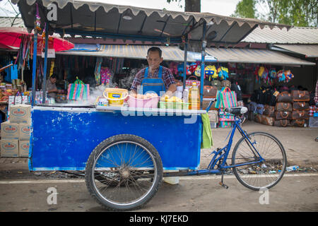 Vientiane, Laos - 21 Novembre 2017: le persone che lavorano nelle strade di Vientiane, Laos. Foto Stock