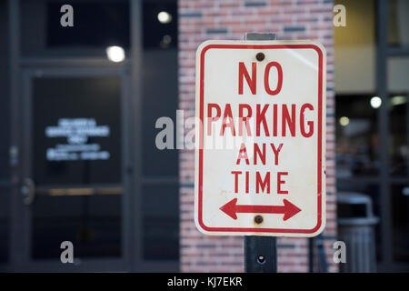 Nessun parcheggio in qualsiasi momento insegna esterna Foto Stock