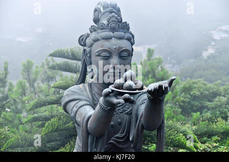 Statua vicina Tian Tan Buddha avvolto nella nebbia. Foto Stock