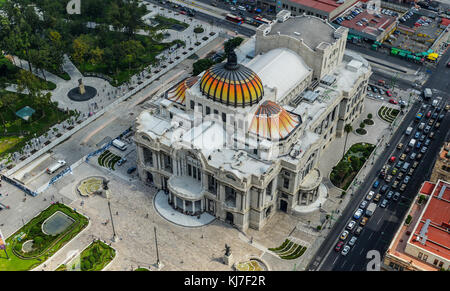 Palacio de Bellas Artes (spagnolo per il Palazzo delle Belle Arti). Città del Messico la principale opera e teatro come visto da sopra. una stravagante neoclas in marmo Foto Stock