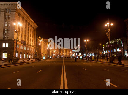 Khreshatyk strada di notte in un weekend a Kiev. khreshatyk street è il viale principale di Kiev, in Ucraina. Foto Stock