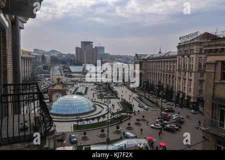 Kiev, Ucraina - 7 aprile 2008: vista di Piazza Indipendenza (maidan nezalezhnosti), Kiev da khreshatyk street durante il giorno. Albergo Ucraina nel ba Foto Stock