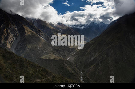 La Siyar Khola serpenti di fiume attraverso la profonda valle Tsum vicino al confine del Tibet, Nepal Foto Stock