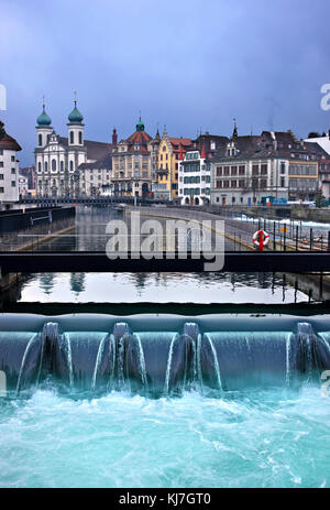 La Nadelwehr, una sorta di canale utilizzato per regolare il livello del fiume Reuss e il lago di Lucerna, vicino al ponte Spreuer, città di Lucerna, Svizzera. Foto Stock