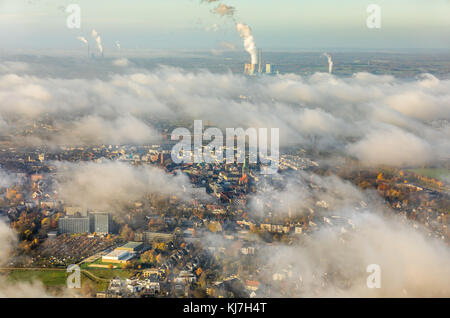 Vista del centro di Hamm attraverso il soffitto a nebbia bassa, la chiesa di St. Paul, un nuovo bordo del canale progetto LIP tra l'aeroporto Hamm-Lippewiesen e dow Foto Stock