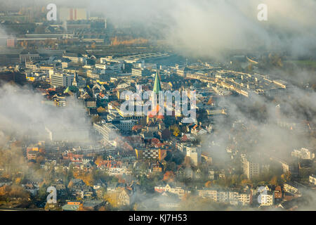 Vista del centro di Hamm attraverso il soffitto a nebbia bassa, la chiesa di St. Paul, un nuovo bordo del canale progetto LIP tra l'aeroporto Hamm-Lippewiesen e dow Foto Stock