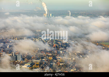 Vista del centro di Hamm attraverso il soffitto a nebbia bassa, la chiesa di St. Paul, un nuovo bordo del canale progetto LIP tra l'aeroporto Hamm-Lippewiesen e dow Foto Stock