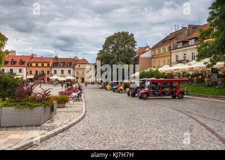 Sandomierz, Polonia - 11 August, 2016: mini autobus parcheggiato sulla piazza di città vecchia di Sandomierz. La Polonia, l'Europa. Foto Stock