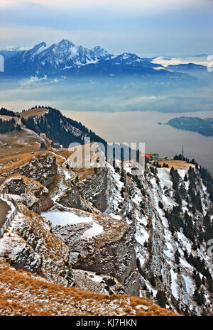 Vista sul Monte Pilatus e sul lago di Lucerna, dalla cima del Monte Rigi, Svizzera. Foto Stock