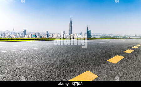 Vista panoramica ed edifici con strada vuota Foto Stock