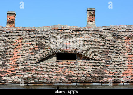 Occhio di Sibiu, un piccolo occhio attico sagomato in Windows sui tetti di edifici vari, nota come la città degli occhi a Sibiu in Romania. Foto Stock