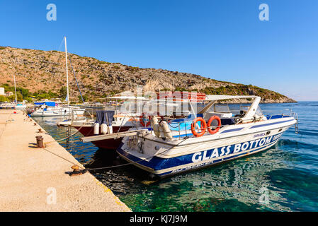 Zante, Grecia - 27 settembre 2017: crociera barche ormeggiate in Agios Nikolaos bay sull'isola di Zante, Grecia. Foto Stock