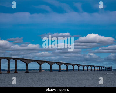 Ponte di confederazione di PEI come visto da Cape Jourimain, New Brunswick, Canada. Foto Stock