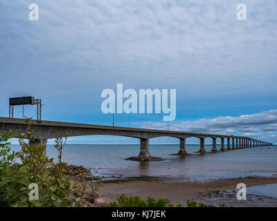 Ponte di confederazione di PEI come visto da Cape Jourimain, New Brunswick, Canada. Foto Stock