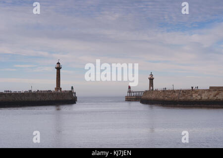 Guardando fuori tra i piloni a Whitby in North Yorkshire, in una giornata autunnale nel mese di ottobre. Foto Stock