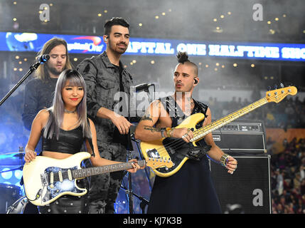 MIAMI GARDENS, FL - 30 DICEMBRE: DNCE (Joe Jonas, Jack Lawless, JinJoo Lee, Cole Whittle) si esibisce durante lo spettacolo di metà tempo al Capital One Orange Bowl game tra i Florida state Seminoles e i Michigan Wolverines il 30 dicembre 2016 all'Hard Rock Stadium di Miami Gardens, Florida. Lo Stato della Florida sconfisse il Michigan 33-32 persone: DNCE Foto Stock