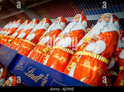 Zurich, Svizzera - 17 Nov 2017: meno di 6 settimane prima di Natale, un esercito di cioccolato Santa Clauses è allineato su uno scaffale di supermercato. Foto Stock