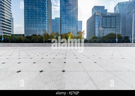 Svuotare piano con business moderno edificio per uffici Foto Stock