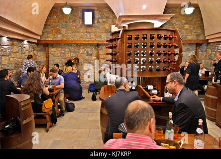 Degustazione di vini nella cantina del monastero di Toplou, vicino alla famosa spiaggia di Vai, Sitia, Prefettura di Lasithi, Creta, Grecia. Foto Stock