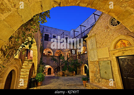 Notte caduta sul monastero di Toplou, vicino alla famosa spiaggia di Vai, Sitia, Prefettura di Lasithi, Creta, Grecia. Foto Stock