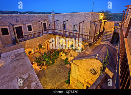 Notte caduta sul monastero di Toplou, vicino alla famosa spiaggia di Vai, Sitia, Prefettura di Lasithi, Creta, Grecia. Foto Stock