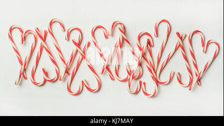 Vacanze di Natale rosso Candy Cane pattern, texture e background su sfondo bianco, flat-lay Foto Stock