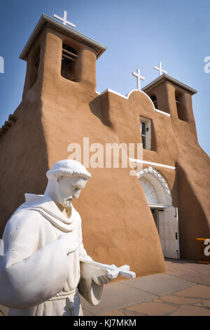 San Francisco de Asis chiesa della Missione, Taos, Nuovo Messico. Costruita dagli Spagnoli nel 1772. Foto Stock