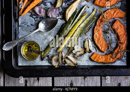 Arrosto di verdure fresche sulla teglia. Vista superiore Foto Stock