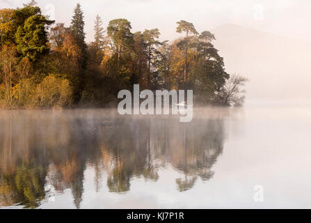 Autunno nebbiosa mattina a derwentwater nel distretto del lago, Keswick Cumbria Inghilterra England Regno Unito Foto Stock