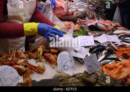 Granchi e gamberi di acquistare sul display al mare il mercato del pesce. Foto Stock