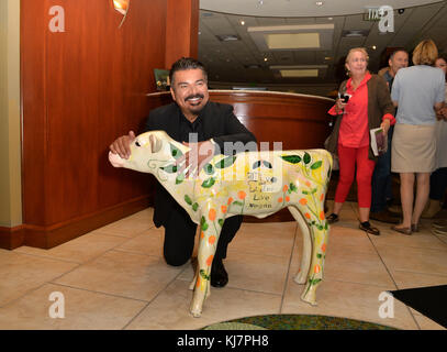 FORT LAUDERDALE, FL - Dicembre 09: George Lopez iAt una speciale raccolta di fondi la ricezione a South Florida's sublime Ristorante & Bar Domenica, George Lopez presenterà la sua nuova campagna pubblicitaria per la PETA, che lo mostra cullano i suoi cani pal Owen accanto alla dicitura ''Che fissa' i vostri animali è 'chingón" (o "f*cking grande!") ' La nuova campagna, disponibile qui, ricorda le famiglie che non riescono a spruzzi o neutro compagni animali è loco, poiché "fissazione" è il solo modo per ridurre il numero di cani e gatti in ricoveri animali e sulle strade. a Sublime Ristorante & Bar su dicembre 11, 2016 a Fort narra Foto Stock