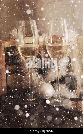 Due bicchieri da champagne, decorazioni natalizie/opere d'arte in stile vintage/effetto neve Foto Stock