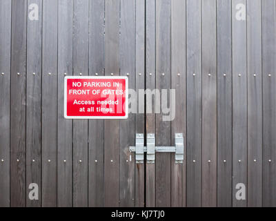 Nessun parcheggio di fronte i cancelli di accesso richiesti a tutti i tempi di stazionamento rosso segno; essex; Inghilterra; Regno Unito Foto Stock