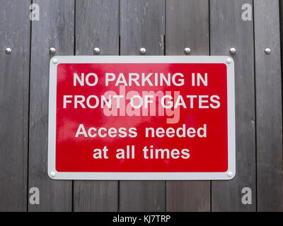 Nessun parcheggio di fronte i cancelli di accesso richiesti a tutti i tempi di stazionamento rosso segno; essex; Inghilterra; Regno Unito Foto Stock