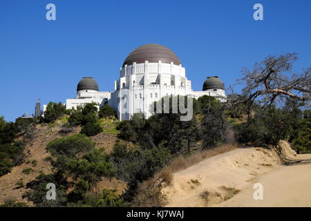 Vista del Parco Osservatorio Griffith edificio contro un cielo blu dal percorso seguito in Griffith Park, Los Angeles, California USA KATHY DEWITT Foto Stock