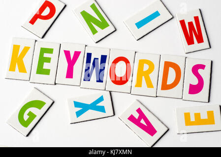 Parole chiave parola fatta di lettere colorate su sfondo bianco Foto Stock