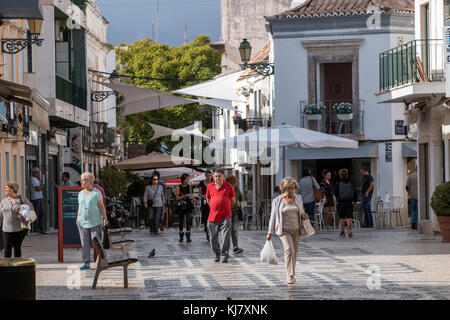 Faro, Portogallo - 20 ottobre 2017 - vista la tipica strada bellissima della città di Faro, Portogallo. Foto Stock