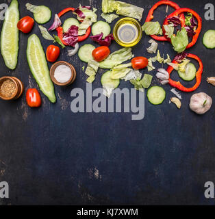 Delizioso assortimento di farm di verdure fresche diverse varietà di lattuga posto per testo, vista dall'alto su sfondo rustico, vista dall'alto Foto Stock
