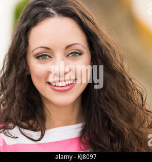 Outdoor ritratto di una bella e fresca giovane donna Foto Stock