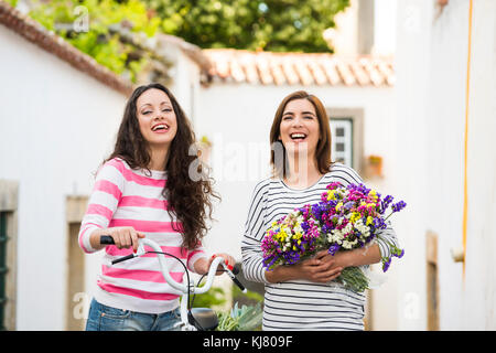 Due belle e felici amici sorridente Foto Stock