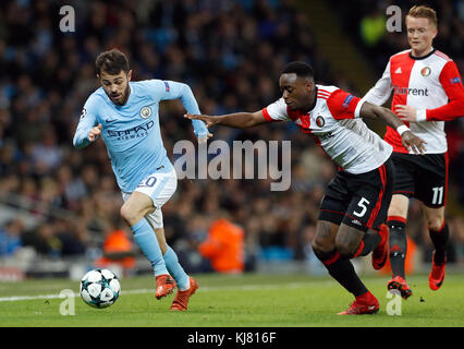 Bernado Silva di Manchester City (a sinistra) e Ridgeciano HAPS di Feyenoord combattono per la palla durante la UEFA Champions League, partita di gruppo F all'Etihad Stadium di Manchester. Foto Stock