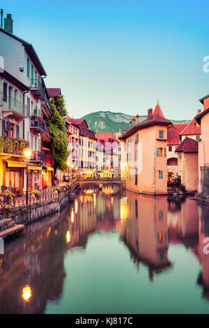 Le luci si accendono e il crepuscolo si assesta in oltre La Vieille Ville, Annecy, Auvergne-Rhône-Alpes, Francia Foto Stock