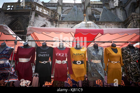 Manichini femmina sul mercato di Dieppe con la St Jacques Chiesa sullo sfondo, Normandia, Francia Foto Stock