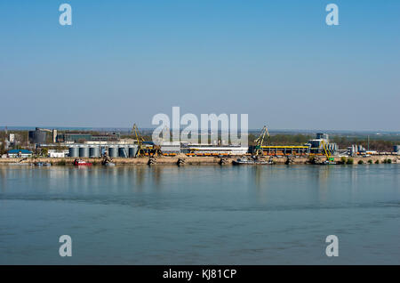 Porto di carico con magazzini e zona industriale sulle rive del fiume Foto Stock