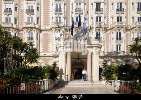 Ingresso al Luxury InterContinental Carlton Hotel, costruito nel 1911, sul Boulevard de la Croisette, Cannes, Alpes-Maritimes, Francia Foto Stock