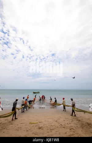 I pescatori sulla spiaggia di Trincomalee, Sri lanka Foto Stock