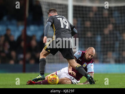 Aiden McGeady di Sunderland e Alan Hutton di Aston Villa (a destra) combattono per la palla durante la partita del campionato Sky Bet a Villa Park, Birmingham. Foto Stock